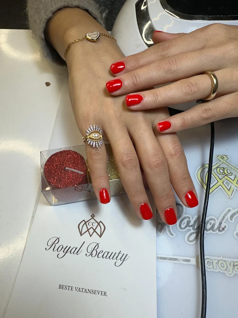 CC Royal Beauty kırmızı protez tırnak uygulaması